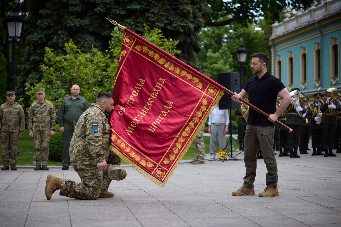 Глава держави вручив бойові прапори чотирьом окремим механізованим бригадам. Фото з сайту president.gov.ua