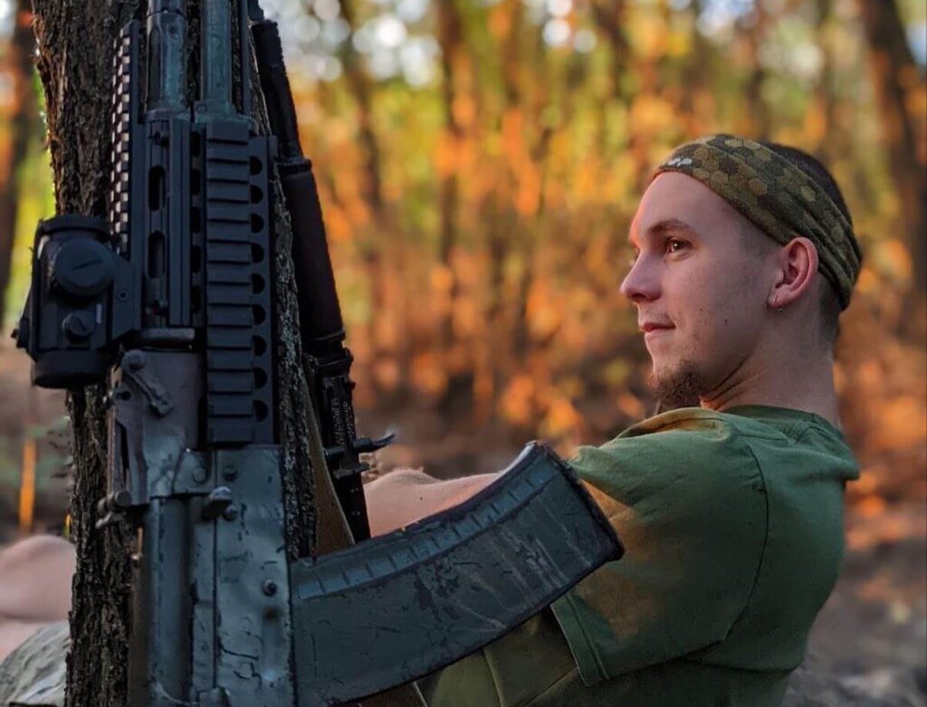 Юрій не мав наміру ставати військовим, але пішов захищати свою країну. Фото зі сторінок у ФБ Юрка Стецика та його батьків