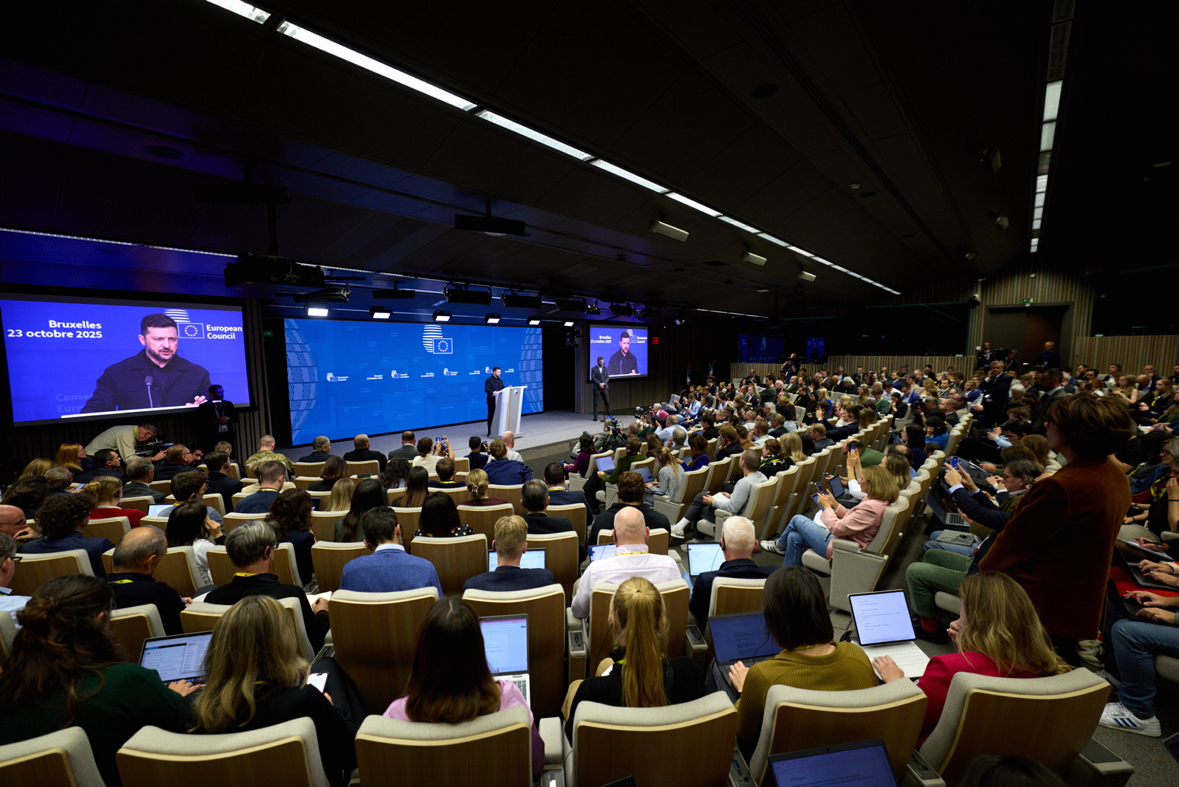 Володимир Зеленський під час пресконференції повідомив, що закликав лідерів країн ЄС підтримати надання далекобійної зброї. Фото з сайту president.gov.ua