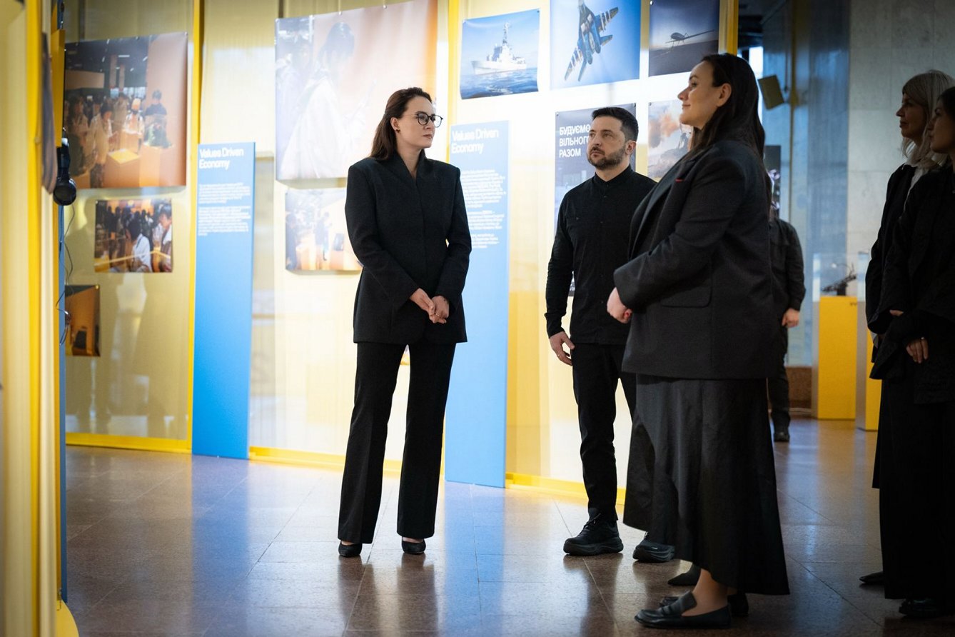 Юлія Свириденко і Тетяна Бережна ознайомили Володимира Зеленського з прикладом ефективної та ефектної культурної дипломатії країни. Фото з Урядового порталу