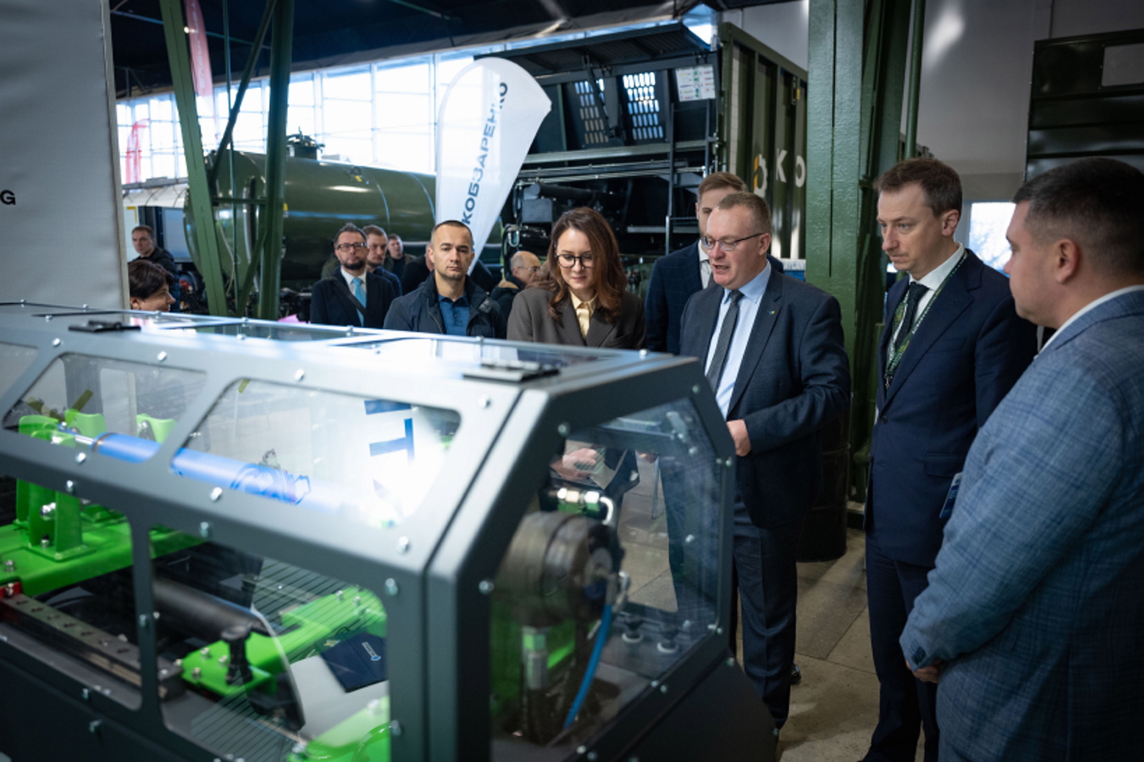 Оглянувши виставку AGROEXPO, Прем’єр-міністр зазначила, що українські підприємці навіть під час війни розробляють сучасну сільгосптехніку та переробне обладнання. Фото з Урядового порталу