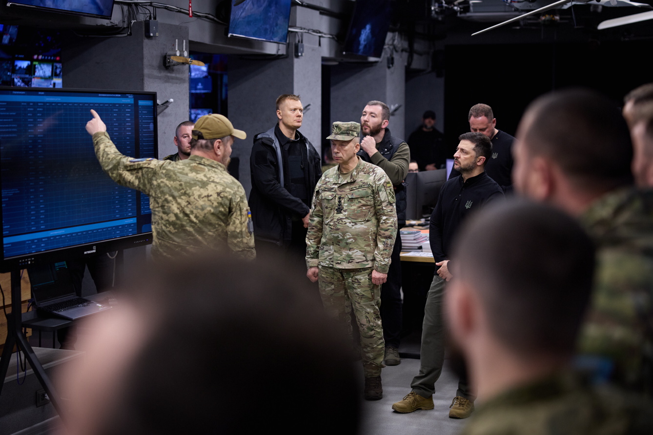 Володимир Зеленський заслухав доповідь командувача Сил безпілотних систем ЗСУ Роберта Бровдіта поспілкувався з командирами підрозділів. Фото з сайту president.gov.ua