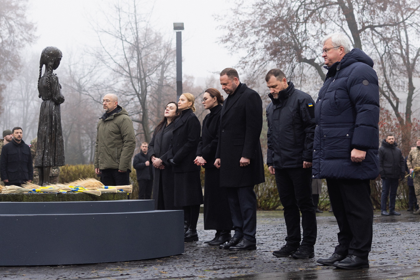 Представники військово-політичного керівництва держави поклали колоскові композиції до монумента «Гірка пам’ять дитинства». Фото з сайту president.gov.ua