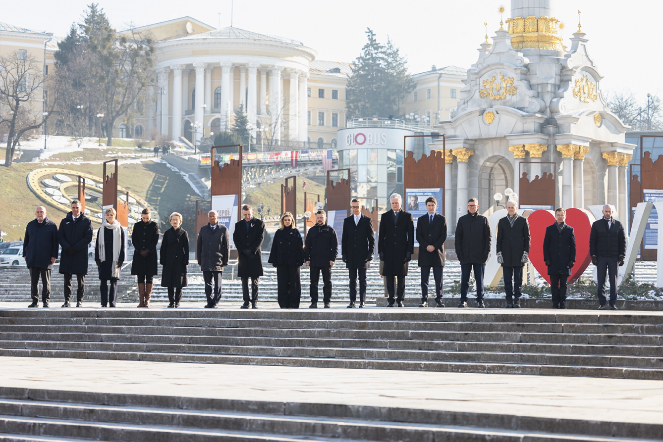 Перед початком саміту «Підтримуй Україну» лідери ЄС і держав-партнерів побували на Майдані Незалежності, де разом з українськими високопосадовцями вшанували пам’ять загиблих воїнів. Фото з сайту president.gov.ua