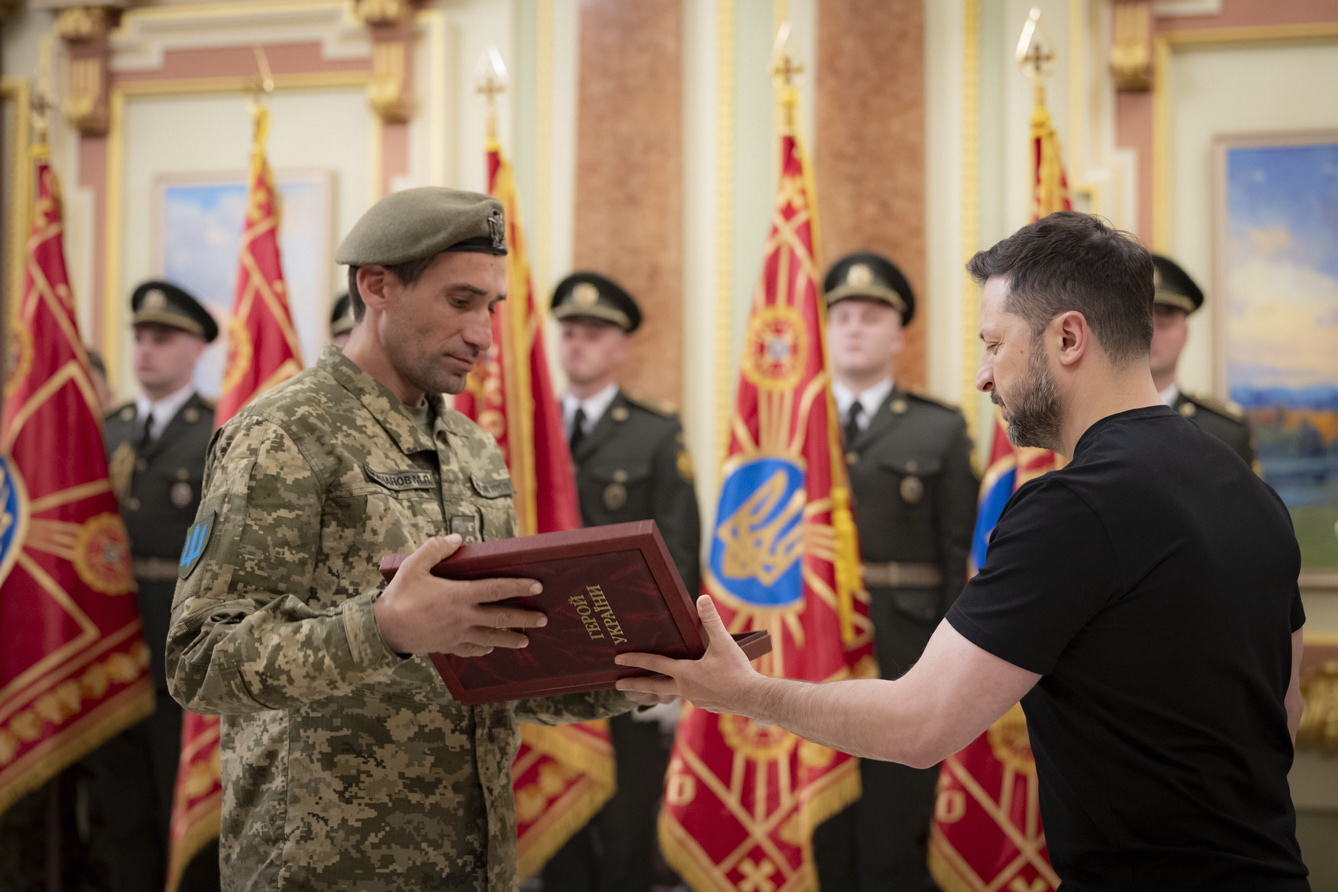 Глава держави вкотре наголосив, що Україна завжди шануватиме своїх героїв. Фото з сайту president.gov.ua