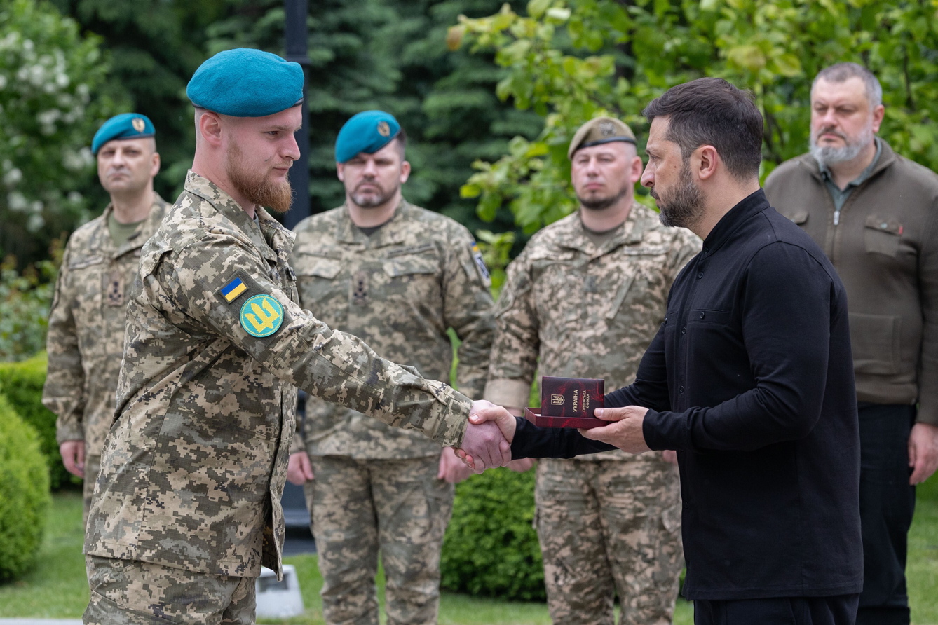 Президент відзначив захисників України у беретах кольору морської хвилі найвищими державними нагородами. Фото з сайту president.gov.ua