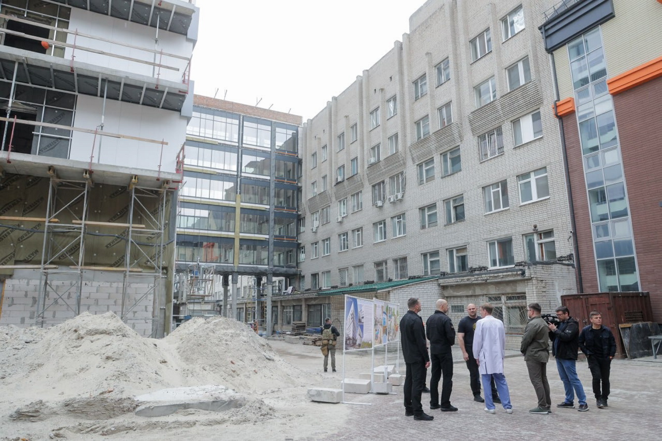 Урядовці ознайомилися з ходом будівництва нового хірургічного корпусу та споруди цивільного захисту. Фото з Урядового порталу