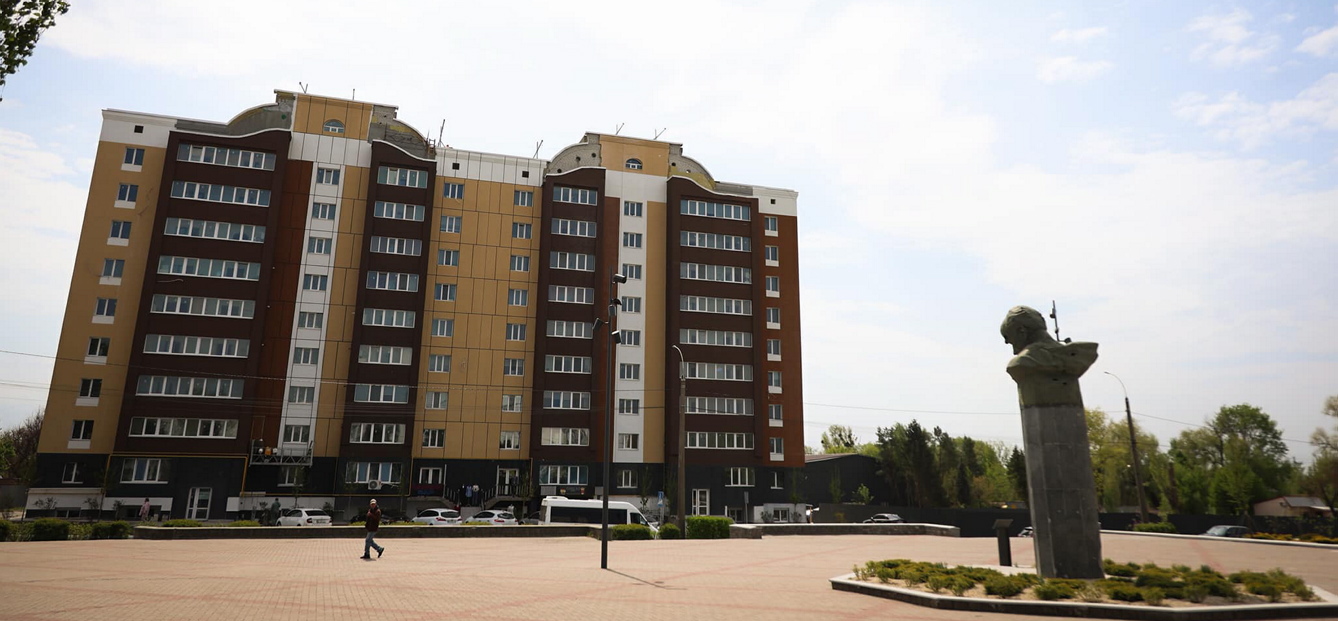 Погруддя Тараса Шевченка в Бородянці, пошкоджене росіянами, стало одним із символів незламності та опору під час повномасштабної війни. Фото з сайту kyivvlada.com.ua