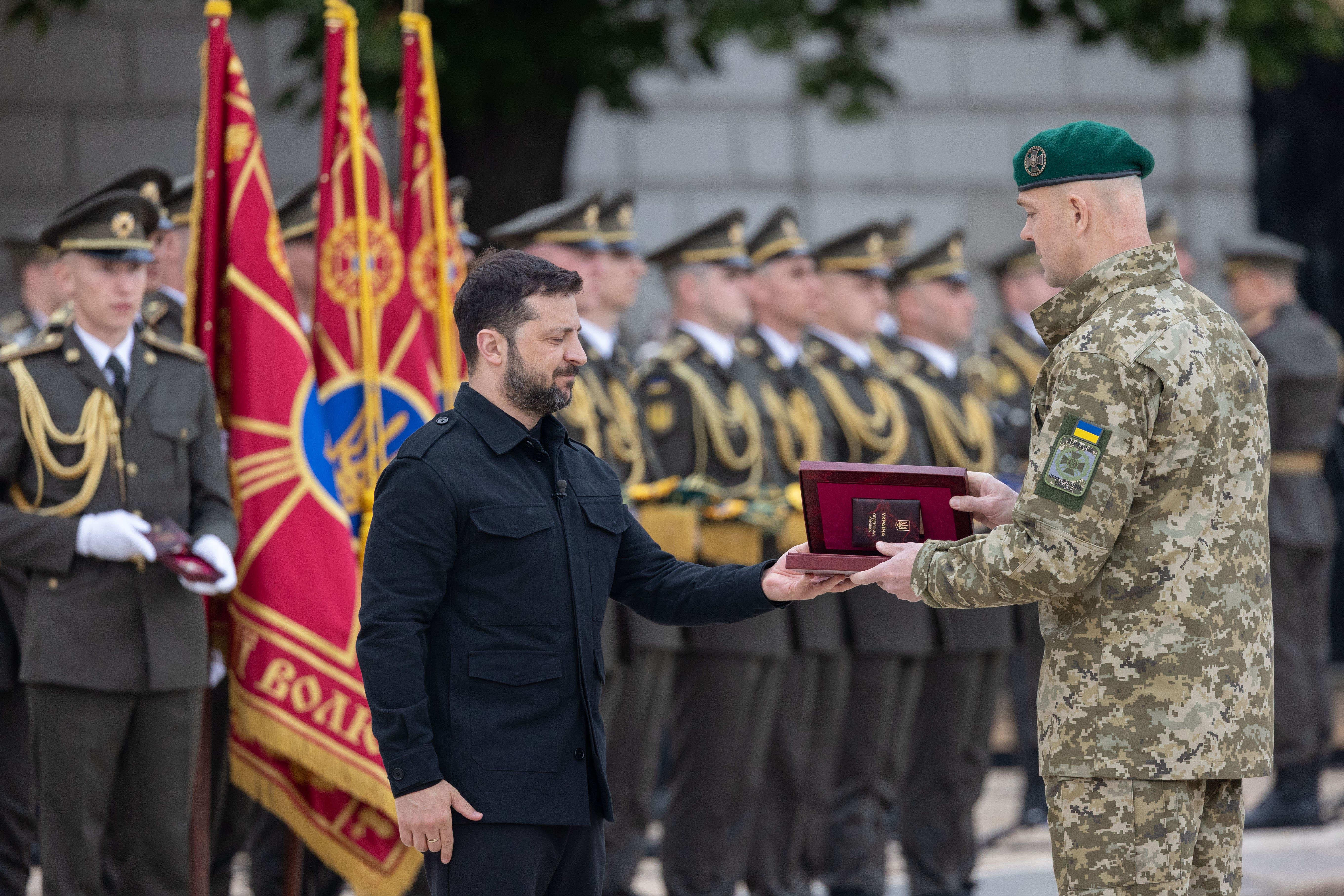 Володимир Зеленський підкреслив, що наші співвітчизники своїми подвигами наповнюють сторінки Конституції України життям. Фото з сайту president.gov.ua