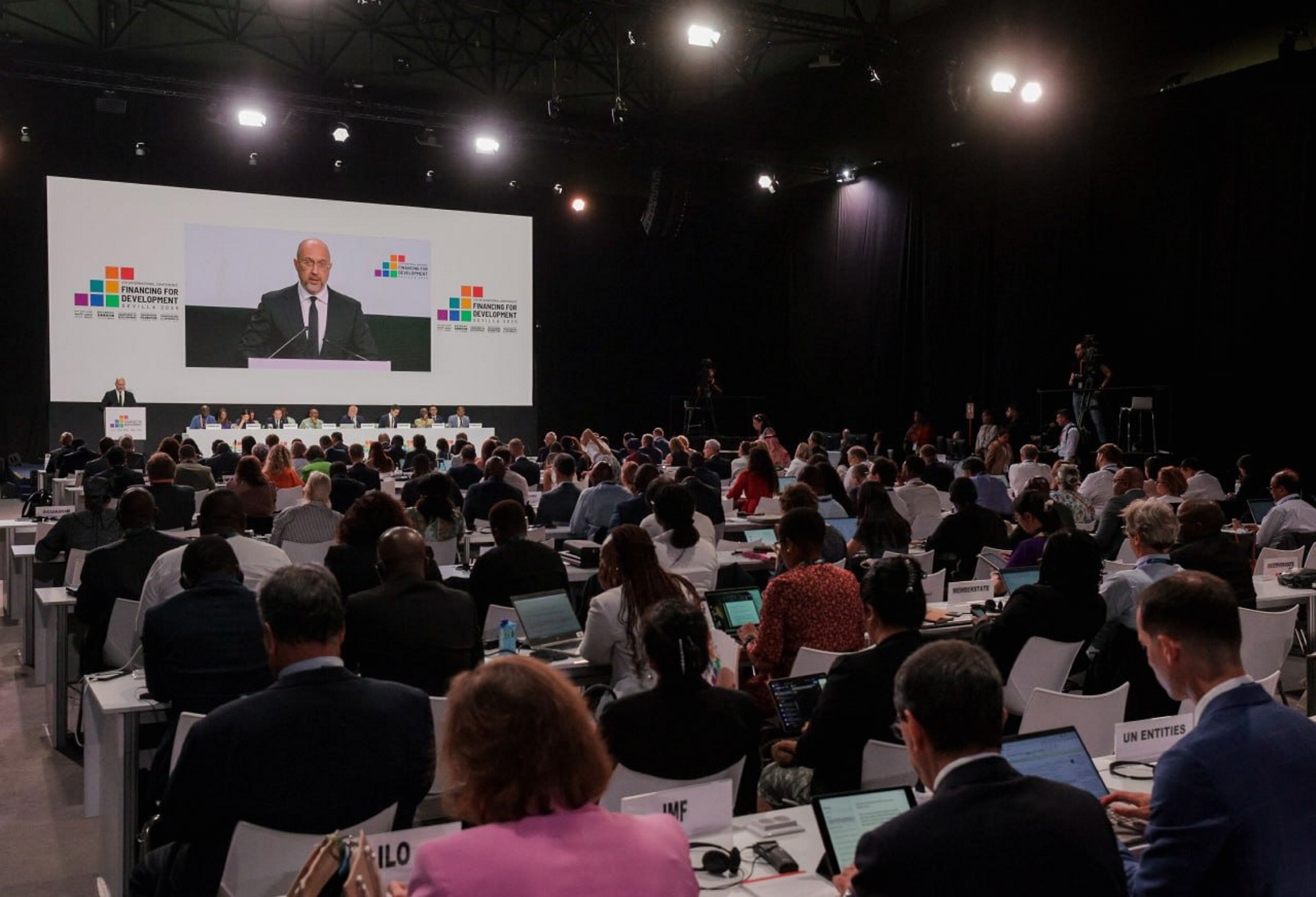 Прем’єр-міністр Денис Шмигаль  наголосив, що наша країна залишається надійним партнером і донором стабільності навіть в умовах війни. Фото з Урядового порталу