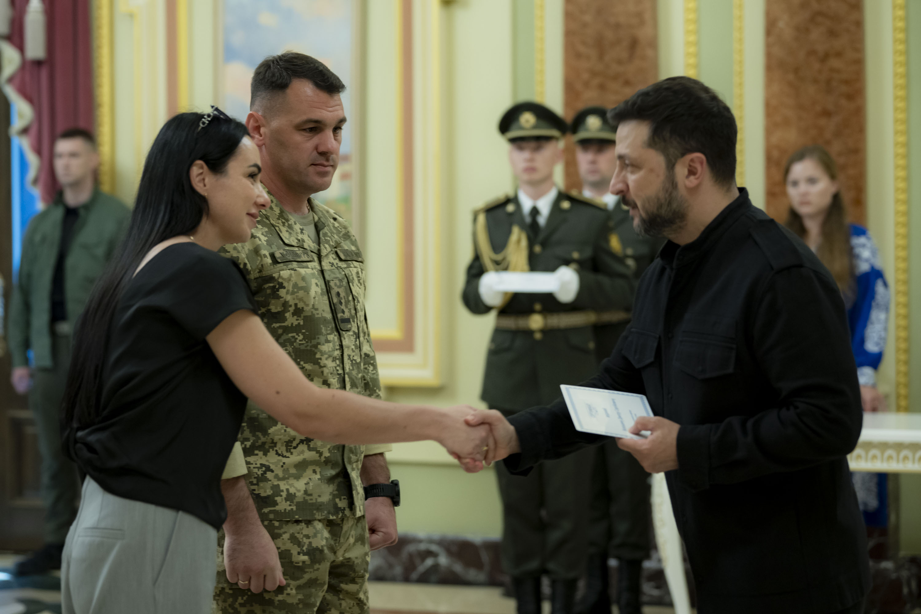 Володимир Зеленський запевнив, що Україна продовжить забезпечення житлом Героїв і родин загиблих воїнів. Фото з сайту president.gov.ua