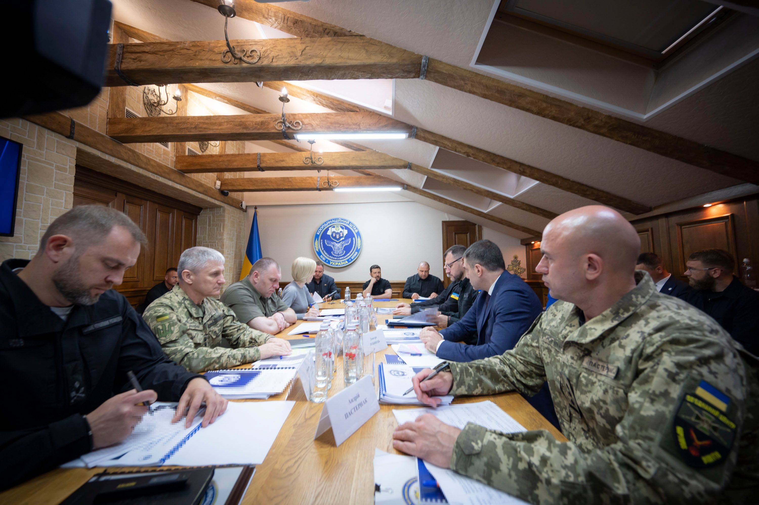 Володимир Зеленський зустрівся з командою, яка потужно працює для звільнення полонених і надання їм відповідної допомоги. Фото з сайту president.gov.ua 