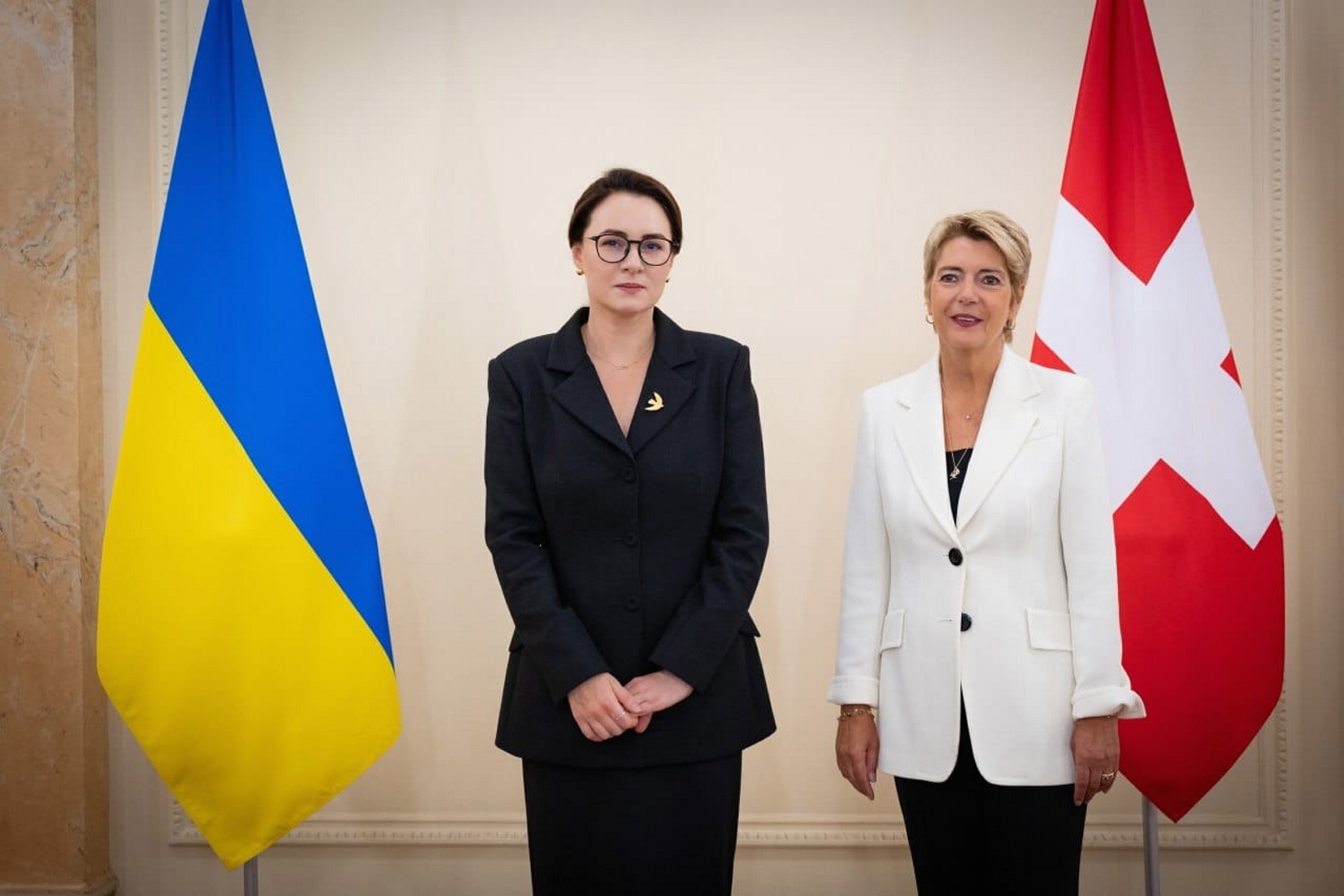 Прем’єр-міністр Юлія Свириденко висловила вдячність Президентові Швейцарської Конфедерації Карін Келлер-Зуттер за постійну допомогу її країни  в гуманітарному розмінуванні, галузях медицини та енергетики. Фото з Урядового порталу