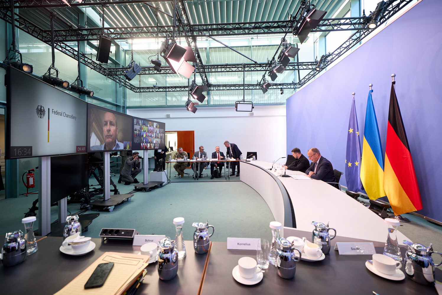 Глава держави розпочав робочий візит до Німеччини із зустрічі з Федеральним канцлером ФРН Фрідріхом Мерцом, на якій ішлося про двосторонні відносини.  «Ми дуже вдячні Німеччині за такий великий внесок у допомогу, посилення нашої держави, безпеки, посилення нашої протиповітряної оборони й допомогу з початку цієї війни», — сказав Президент.  Після цього відбулася координаційна розмова, в якій разом з Володимиром Зеленським та Фрідріхом Мерцом взяли онлайн-участь Президент Франції Емманюель Макрон, Президент Фінляндії Александр Стубб, Прем’єр-міністр Великої Британії Кір Стармер, Голова Ради міністрів Італії Джорджа Мелоні, Прем’єр-міністр Польщі Дональд Туск, Президент Європейської ради Антоніу Кошта, Президент Європейської комісії Урсула фон дер Ляєн та Генеральний секретар НАТО Марк Рютте.