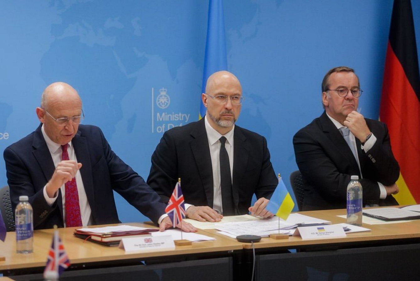 Денис Шмигаль координував порядок денний засідання разом із британським і німецьким колегами Джоном Гілі та Борисом Пісторіусом Фото з сайту mod.gov.ua