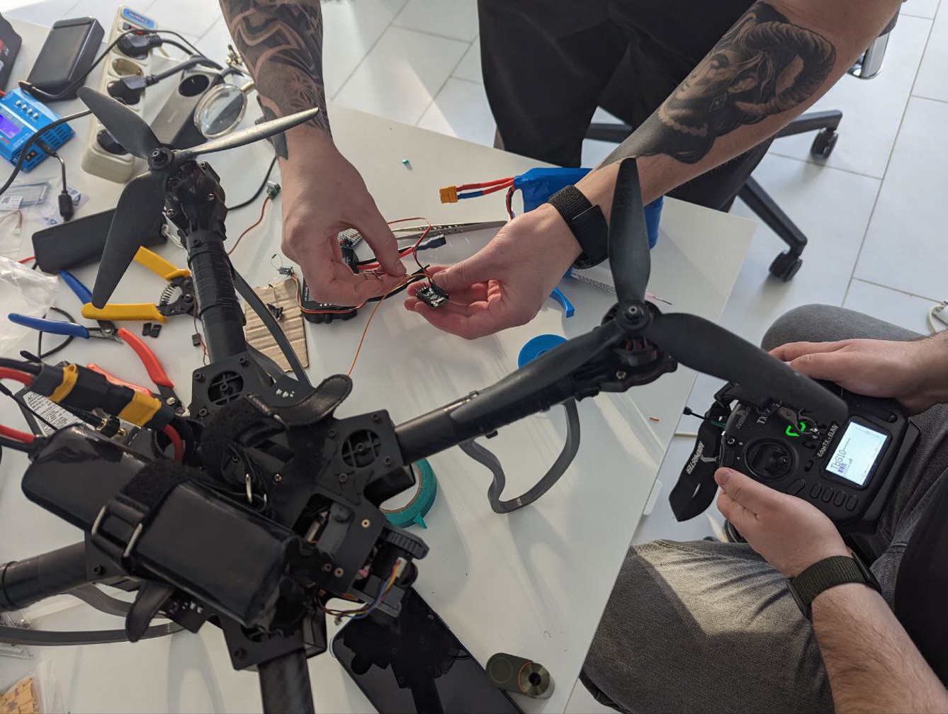 Вчасне фінансування критично важливе для виробництва дронів. Фото з сайту dou.ua