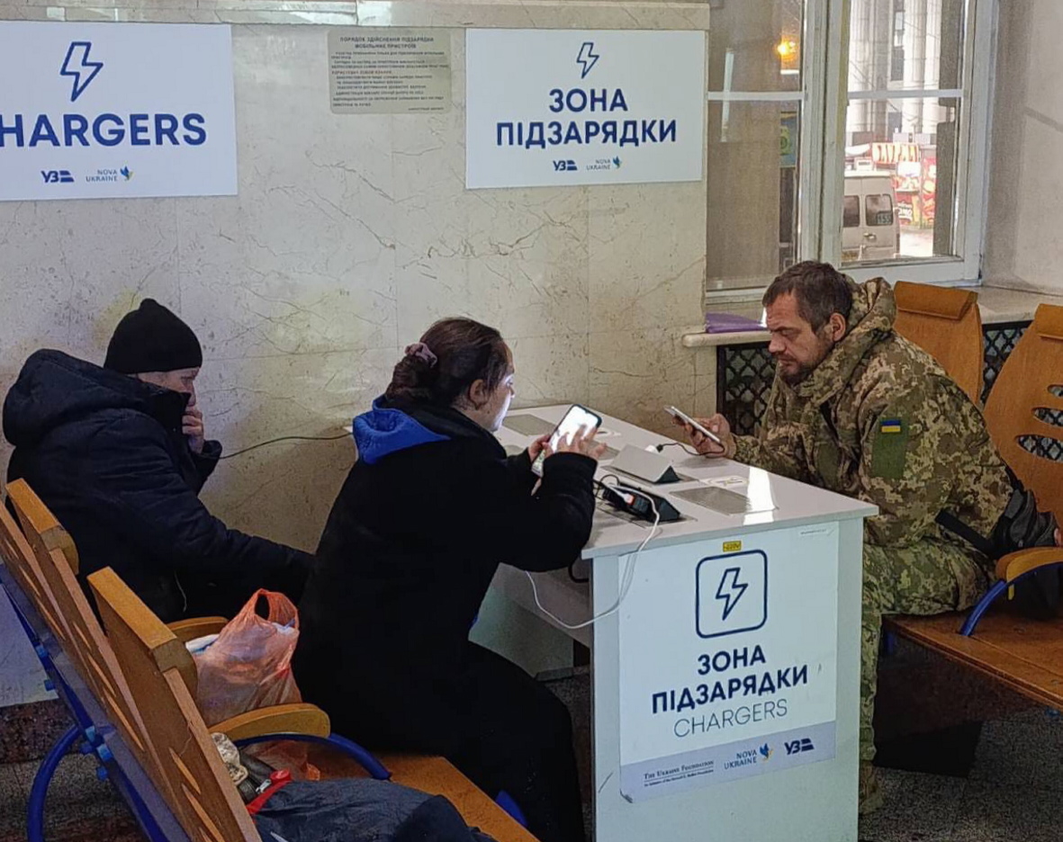 Пункти незламності на вокзалах стали місцями тепла, зв’язку та підтримки в найскладніші моменти. Фото з facebook.com/Ukrzaliznytsia