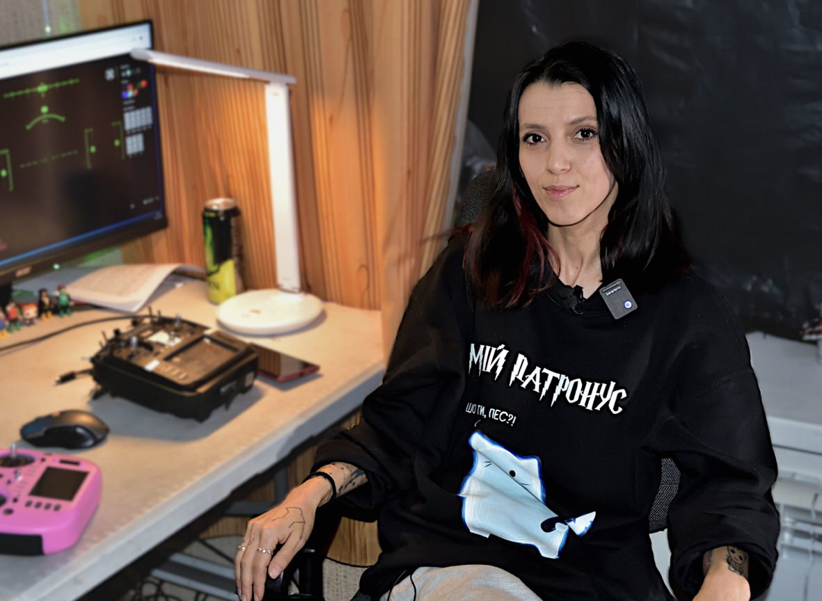 У пункті управління, за словами &laquo;Зойць&raquo;, війну вимірюють вагою навантаження бомбера, дистанцією маршруту та стабільністю зв&rsquo;язку. Фото автора