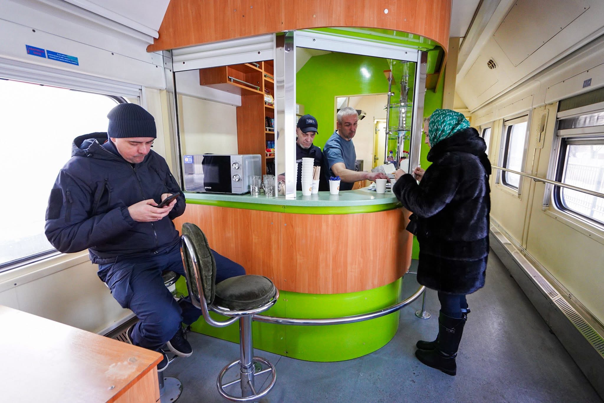 У Київській області для допомоги людям після ворожих атак запрацювали вагони незламності від Укрзалізниці. Фото з сайту mindev.gov.ua