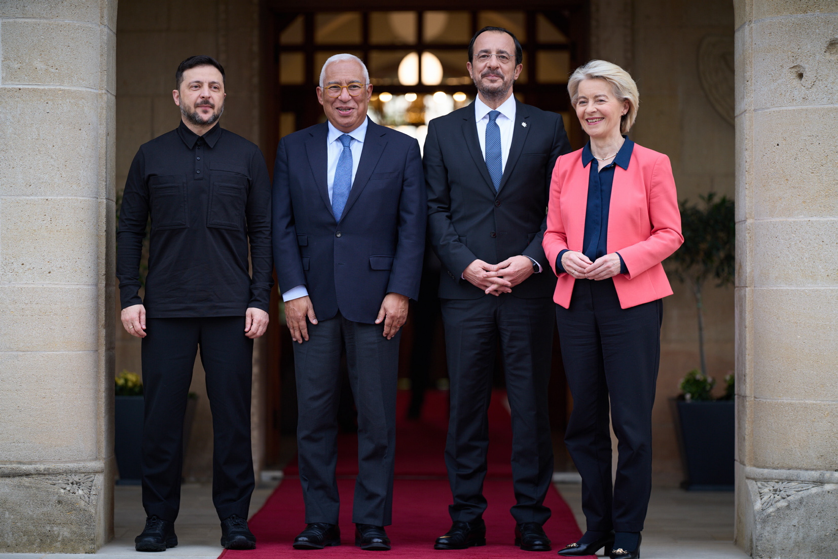 З Нікосом Христодулідісом, Антоніу Коштою та Урсулою фон дер Ляєн Володимир Зеленський обговорив посилення оборонної допомоги та реальний прогрес у переговорах. Фото з сайту president.gov.ua