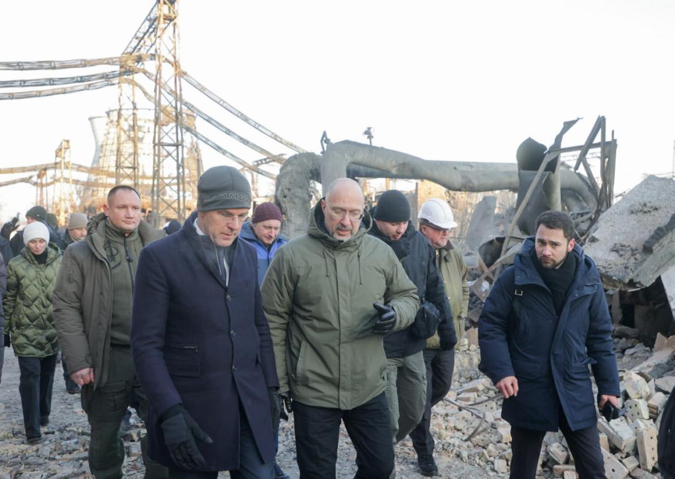 Денис Шмигаль ознайомив Марка Рютте з наслідками варварської російської атаки на ТЕЦ у Києві. Фото з сайту mev.gov.ua