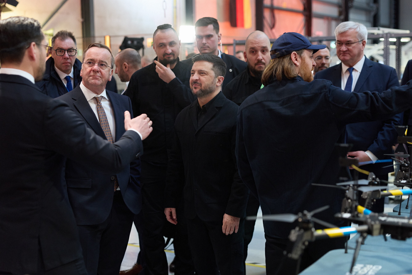 Володимир Зеленський відвідав перше спільне українсько&shy;німецьке підприємство, де виробляють ударні дрони. Фото з сайту president.gov.ua