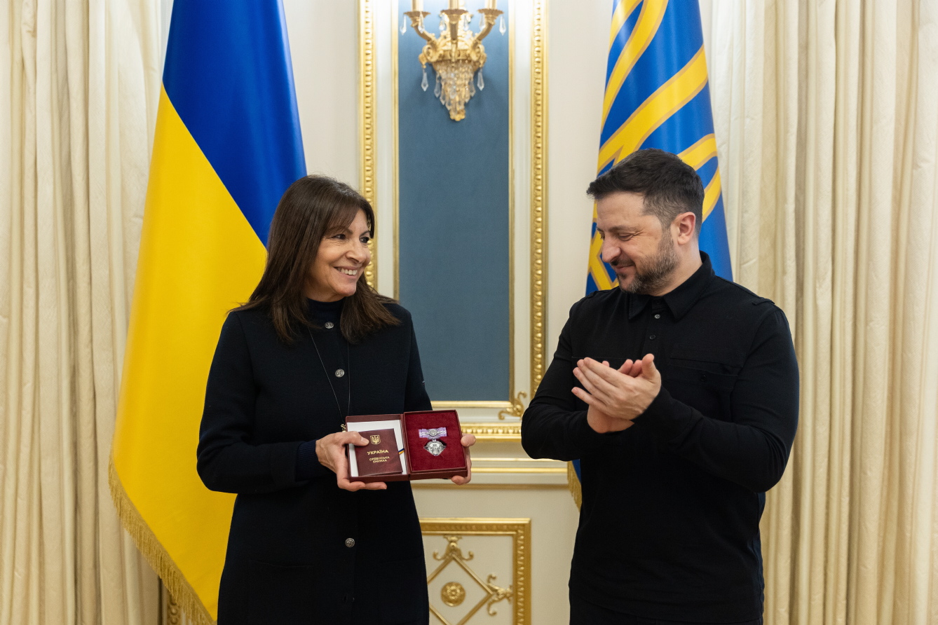 Володимир Зеленський  відзначив Анн Ідальго орденом Княгині Ольги ІІІ ступеня. Фото з сайту president.gov.ua