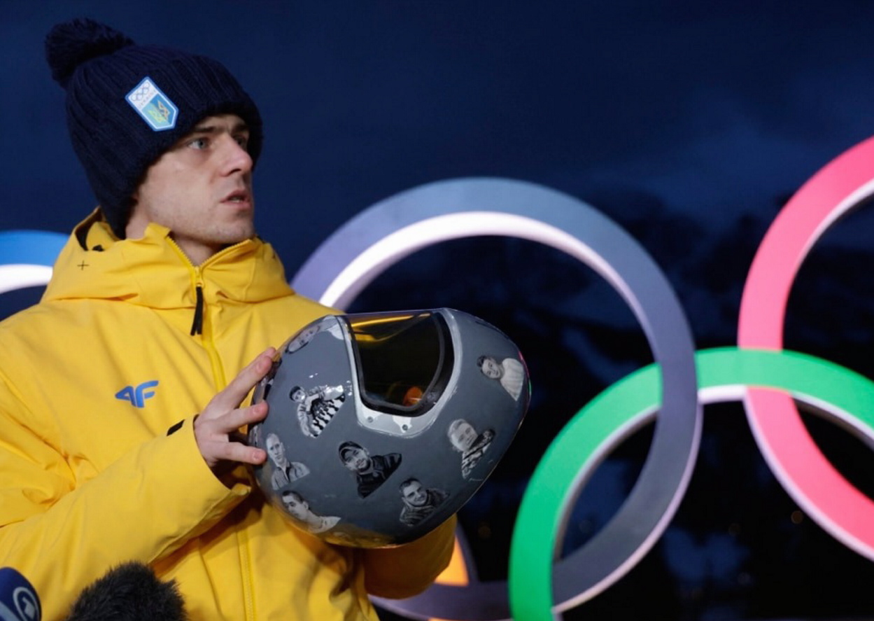 Владислав Гераскевич зумів гучно й гідно нагадати світові про українських спортсменів і тренерів, які загинули від російської зброї. Фото з сайту radiosvoboda.org