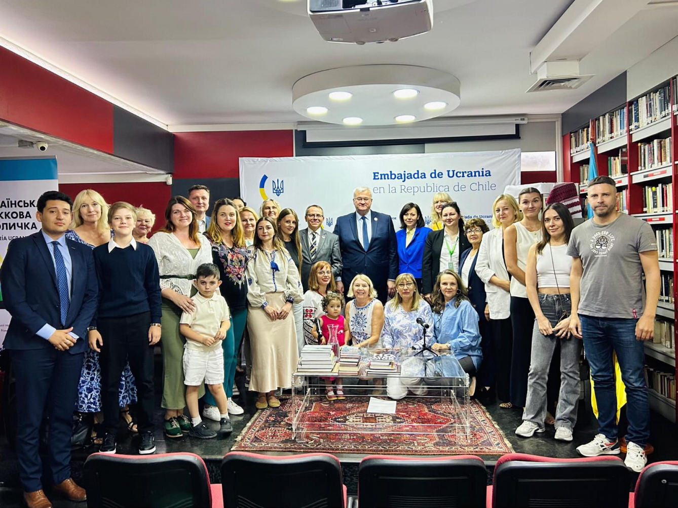 Підтримуючи розвиток проєкту першої леді, подружжя Сибіг передало нові видання для української книжкової полички в Чилі. Фото з сайту mfa.gov.ua