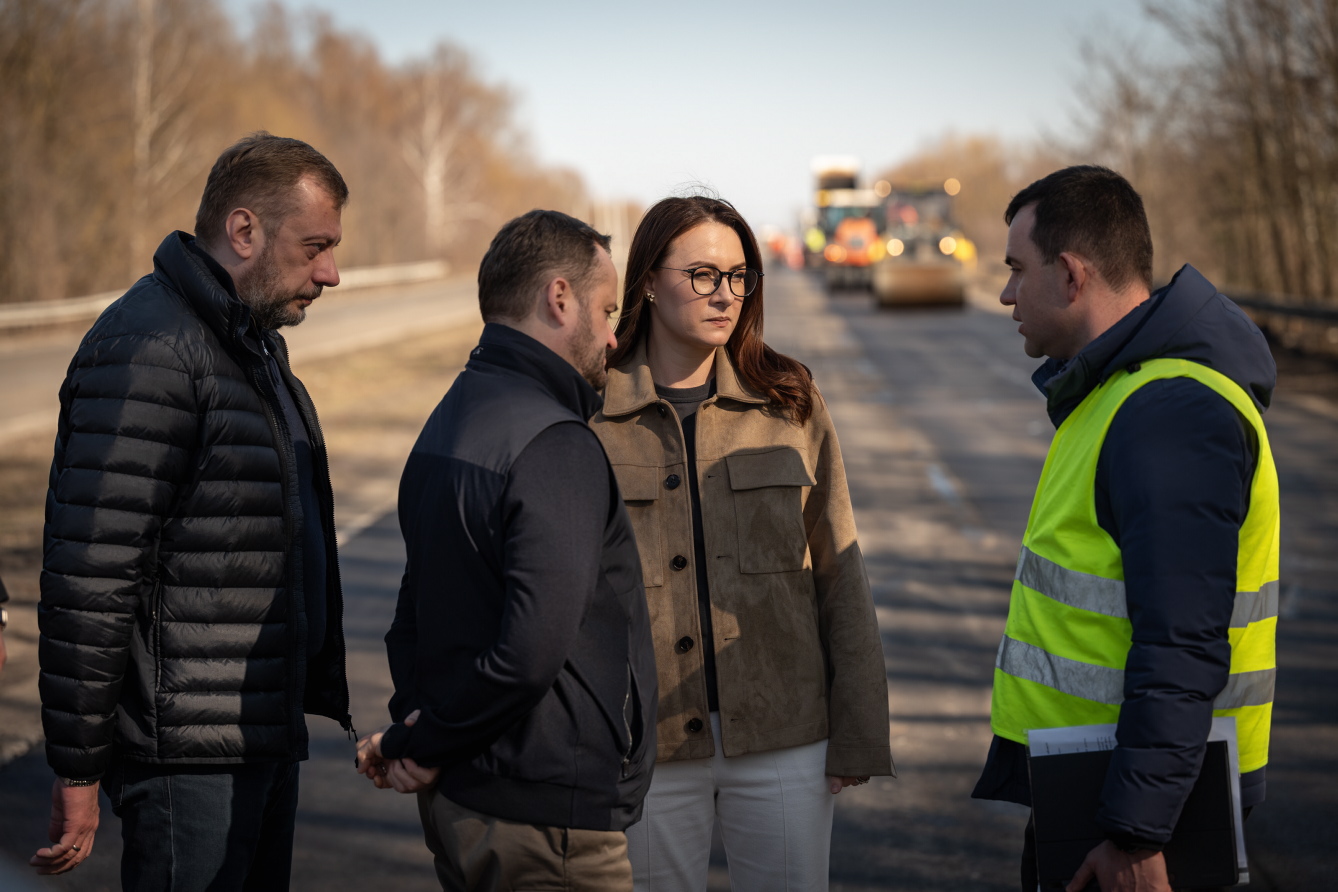 Прем&rsquo;єр&shy;міністр разом з урядовцями та представниками місцевої влади оглянула будівництво доріг у Чернігівській області. Фото з сайту mindev.gov.ua