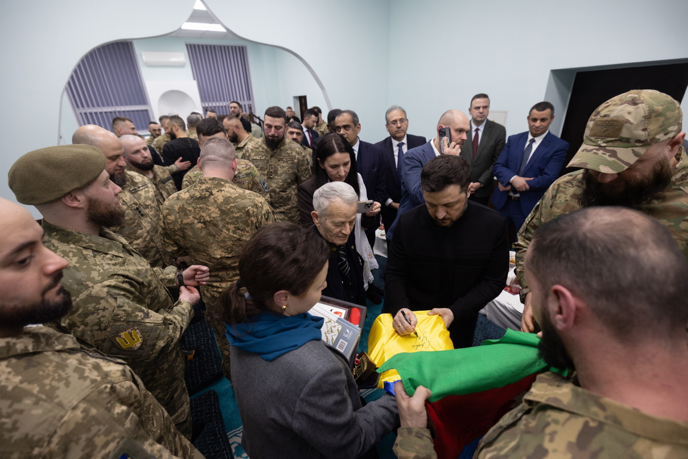 Володимир Зеленський  подякував присутнім захисникам та їхнім побратимам і посестрам за захист країни. Фото з сайту president.gov.ua