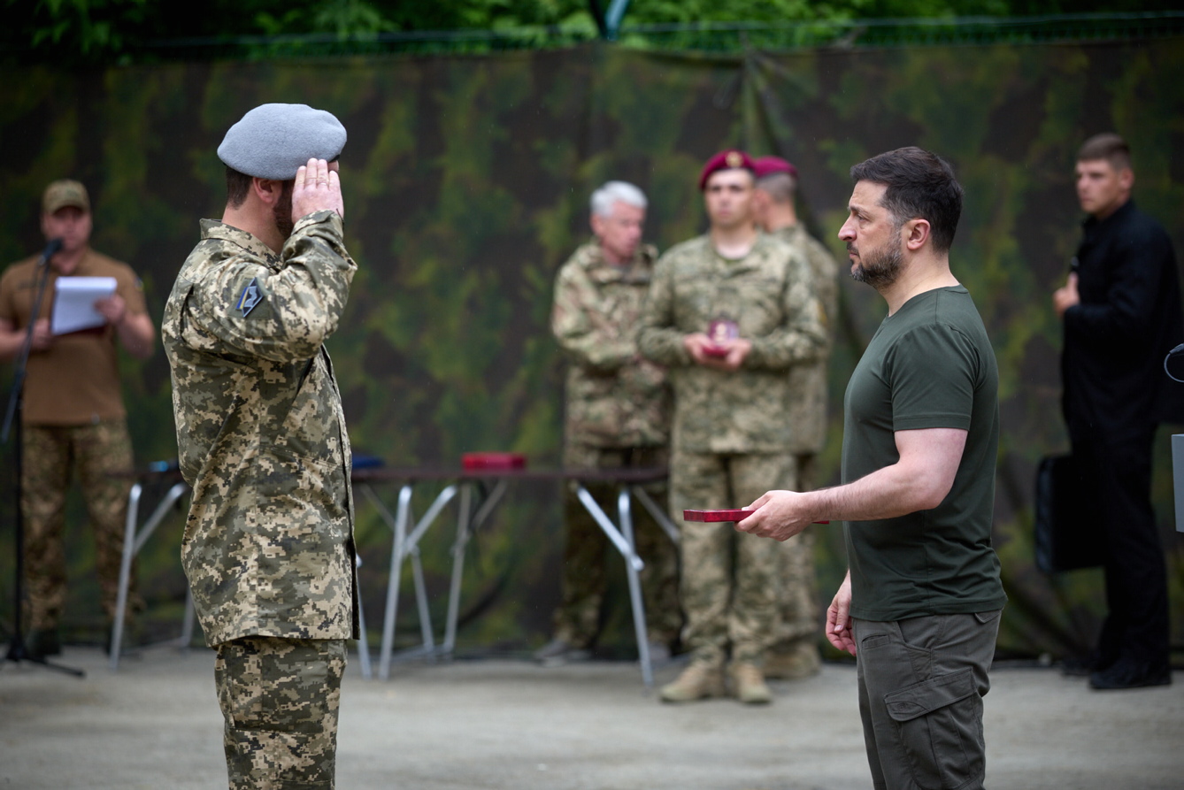 Володимир Зеленський  подякував спецпризначенцям за службу Україні, надзвичайну сміливість і результативність. Фото з сайту president.gov.ua
