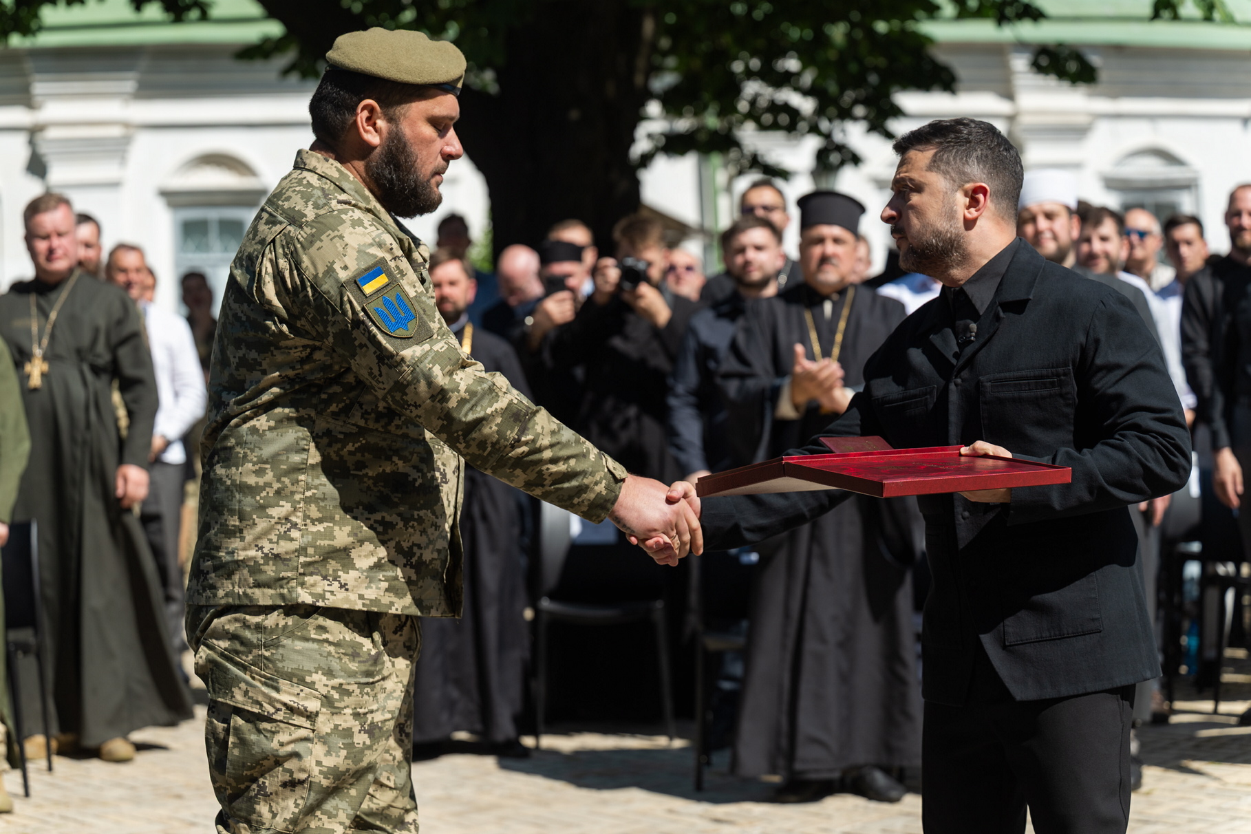 Президент Володимир Зеленський вручив найвищу державну нагороду &laquo;Золота Зірка&raquo; Героям України. Фото з сайту president.gov.ua