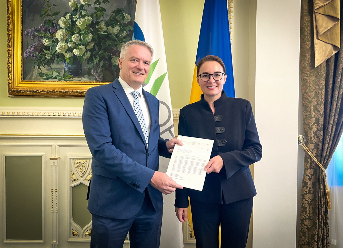 Юлія Свириденко передала Матіасу Корманну урядовий лист щодо поновлення запиту на членство в ОЕСР. Фото з Урядового порталу