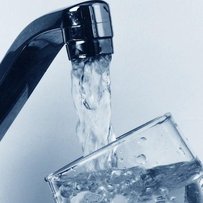 Хто встановлює тариф на воду в сільській місцевості?