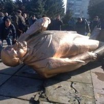 Скидаючи пам’ятники Леніну, українці ментально звільняються від радянського минулого