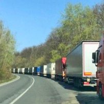 На кордоні зі Словаччиною вантажівки простоюють  по пів тижня