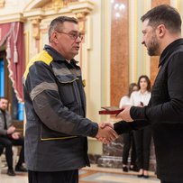 У нас є світло, бо його забезпечили українські енергетики