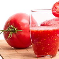Медики рекомендують випивати 150 мл томатного соку, щоб знизити ризик високого кров'яного тиску