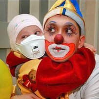 Місія клоунів-лікарів додає світла в життя дітей