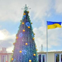 Ялинки засяяли майже на лінії розмежування
