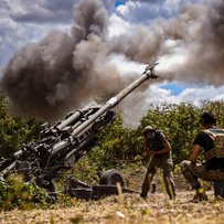 Артилеристи-десантники палять землю під ногами окупантів
