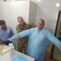 Генерал-лейтенант Сергій Наєв передав медикам 47 000 комплектів захисного та ізоляційного медичного одягу