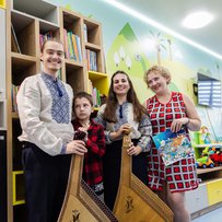 Музиканти з оркестру «Київ-Класик» зіграли для дівчинки, постраждалої від ракетного удару по Чернігову