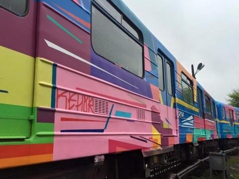 Кольоровий потяг київського метро