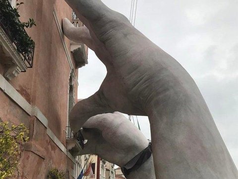 До Венеціанського бієнале створили гігантську скульптуру рук