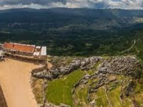 У Чорногорії відкрили готель на вершині скелі