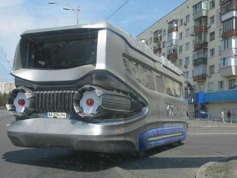 На дорогах Києва з’явився «космічний» автобус