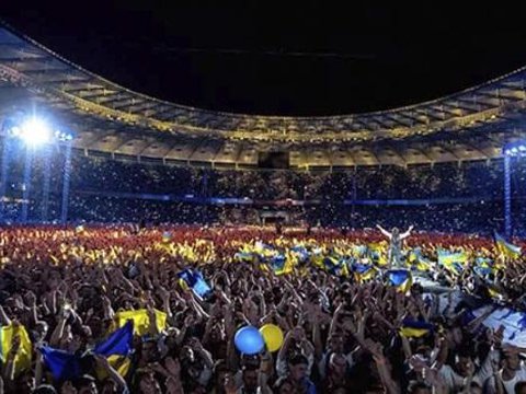 Вакарчук і 100-тисячний Олімпійський заспівали гімн України