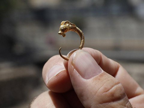 Унікальну золоту прикрасу, якій 2200 років, знайшли у Старому місті Єрусалима 